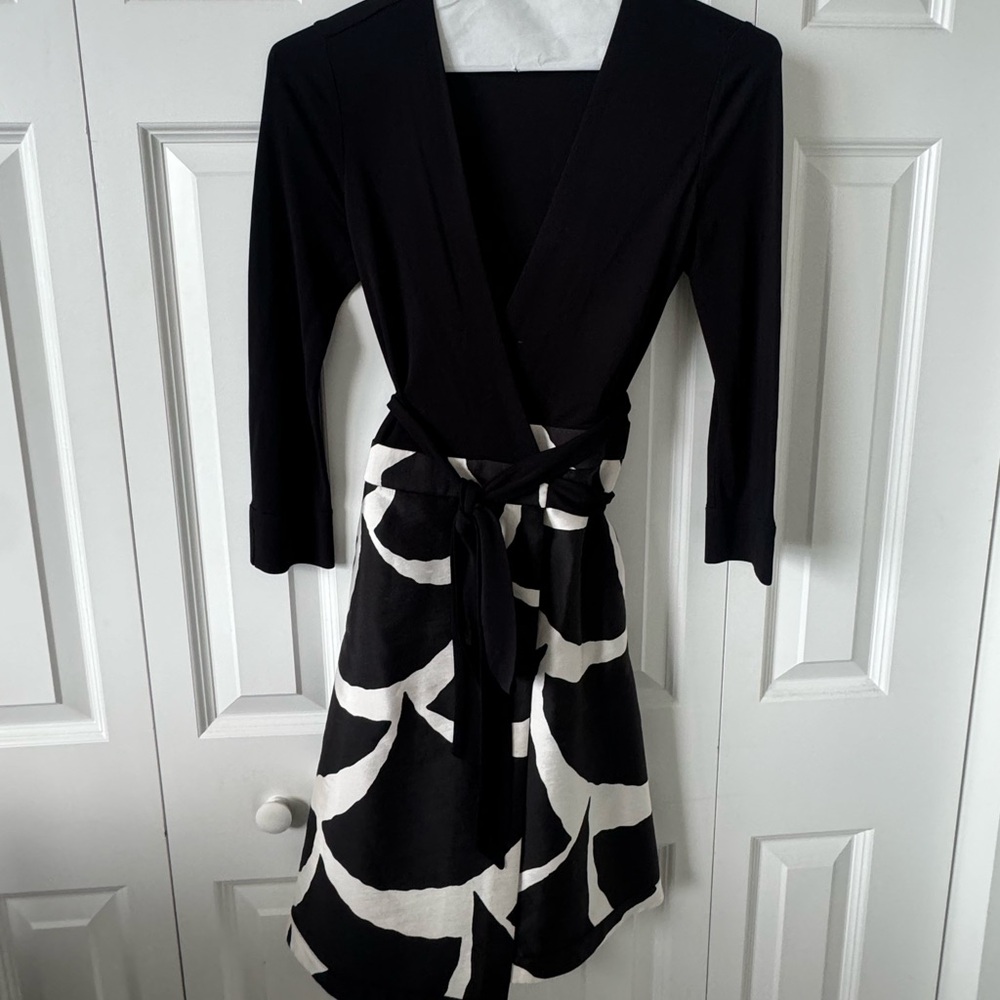 Diane Von Furstenberg Black and White Long Sleeve Dress